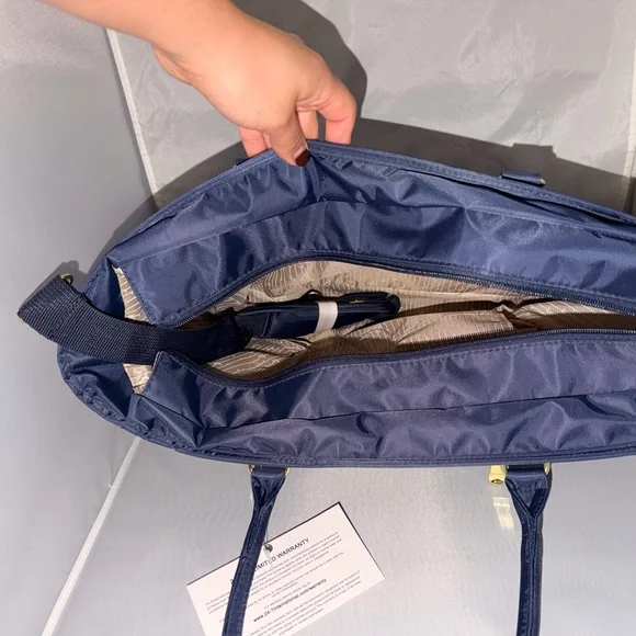 Samantha Brown Essential Travel Tote - Picture 3 of 7